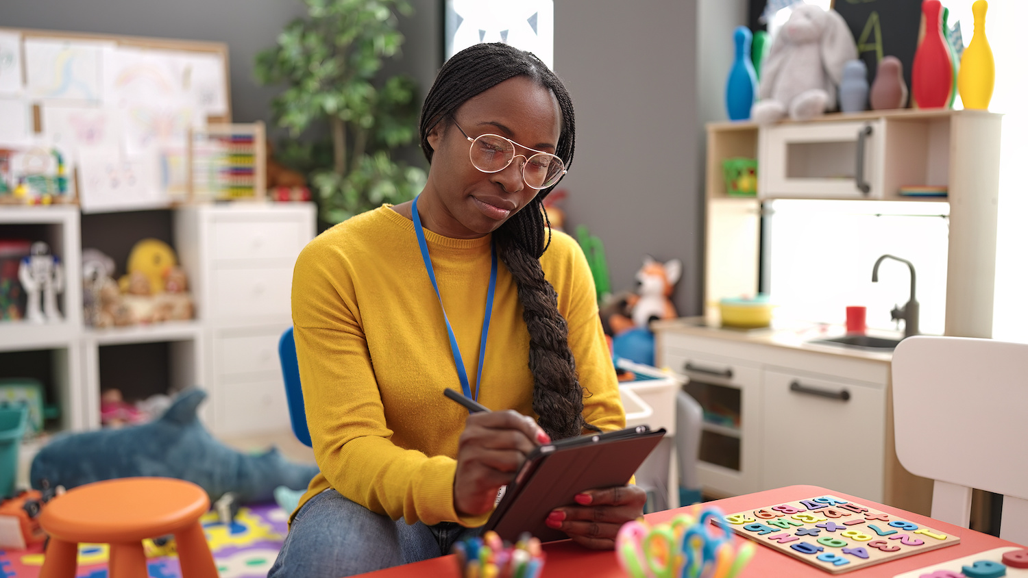 Desk shortage forces parents, students to get creative at home